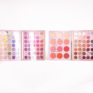 Ultramo - Quiero Estar A Tu Lado Palette - 105 Eyeshadow Colors - 9 Blushes